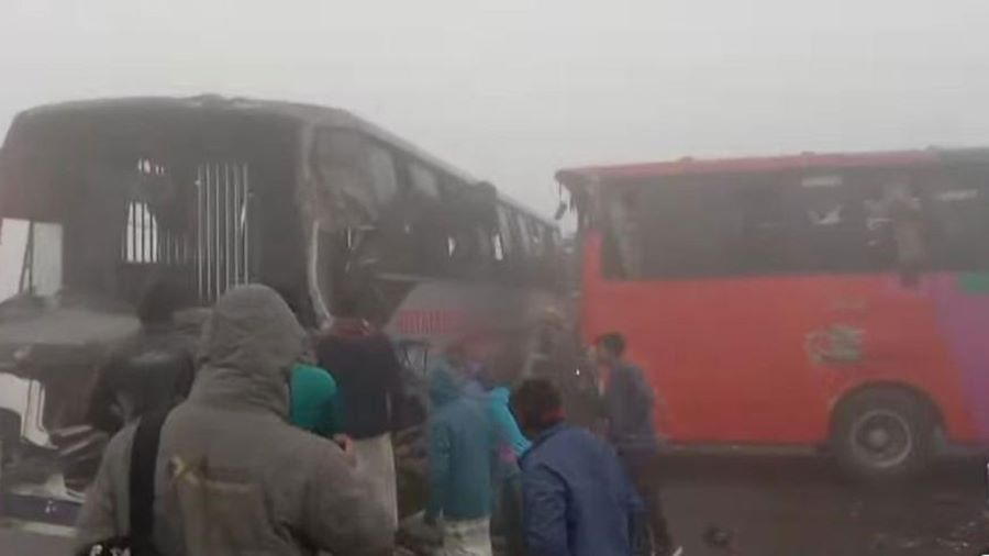 ঘন কুয়াশায় রংপুরে ছয় গাড়ির দুর্ঘটনায় আহত ২৫